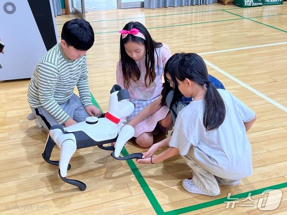 본문 이미지 - 학생들이 &#39;창의·융합의 날&#39;행사에서 로봇개의 움직임을 체험하고 있다.&#40;전남도교육청 제공, 재판매 및 DB 금지&#41;/뉴스1 