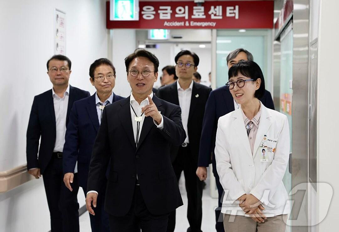 본문 이미지 - 김민석 국무총리가 지난 10일 경주 동국대 경주병원에서 2025 APEC 정상회의 응급의료센터 시설을 점검하고 있다. (총리실 제공, 재판매 및 DB 금지) 2025.10.10/뉴스1