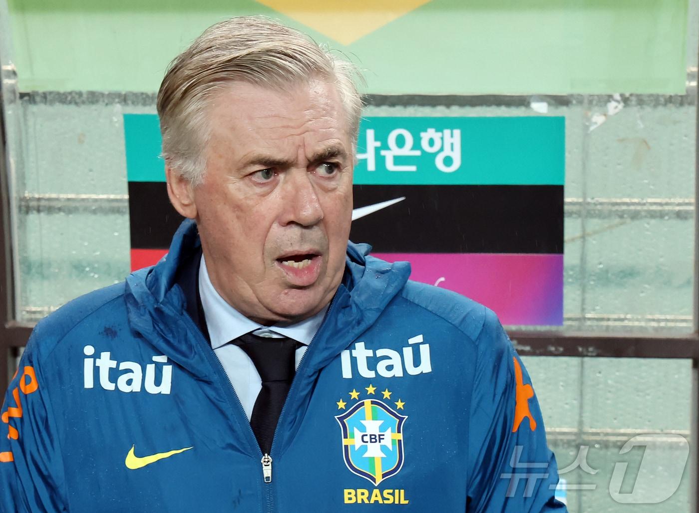 본문 이미지 - 10일 서울월드컵경기장에서 열린 하나은행 초청 축구국가대표팀 친선경기 대한민국과 브라질의 경기를 앞두고 카를로 안첼로티 브라질 대표팀 감독이 그라운드를 응시하고 있다. 2025.10.10/뉴스1 ⓒ News1 장수영 기자