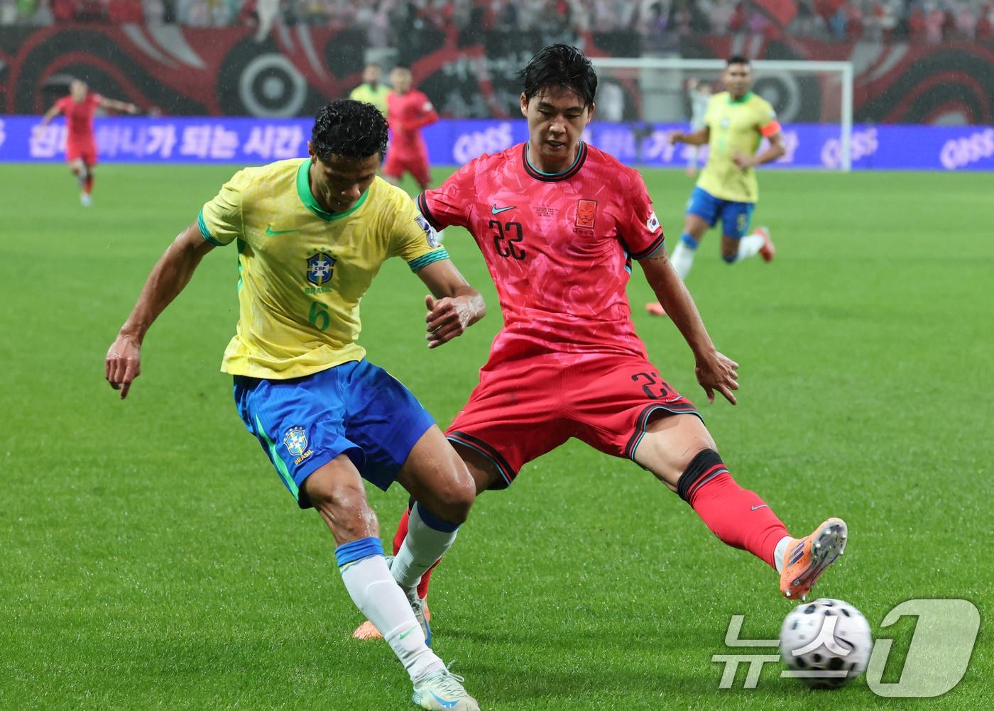 본문 이미지 - 10일 서울월드컵경기장에서 열린 하나은행 초청 축구국가대표팀 친선경기 대한민국과 브라질의 경기, 전반전 대한민국 설영우가 브라질 더글라스 산투스를 수비하고 있다. 2025.10.10 ⓒ 뉴스1 장수영 기자