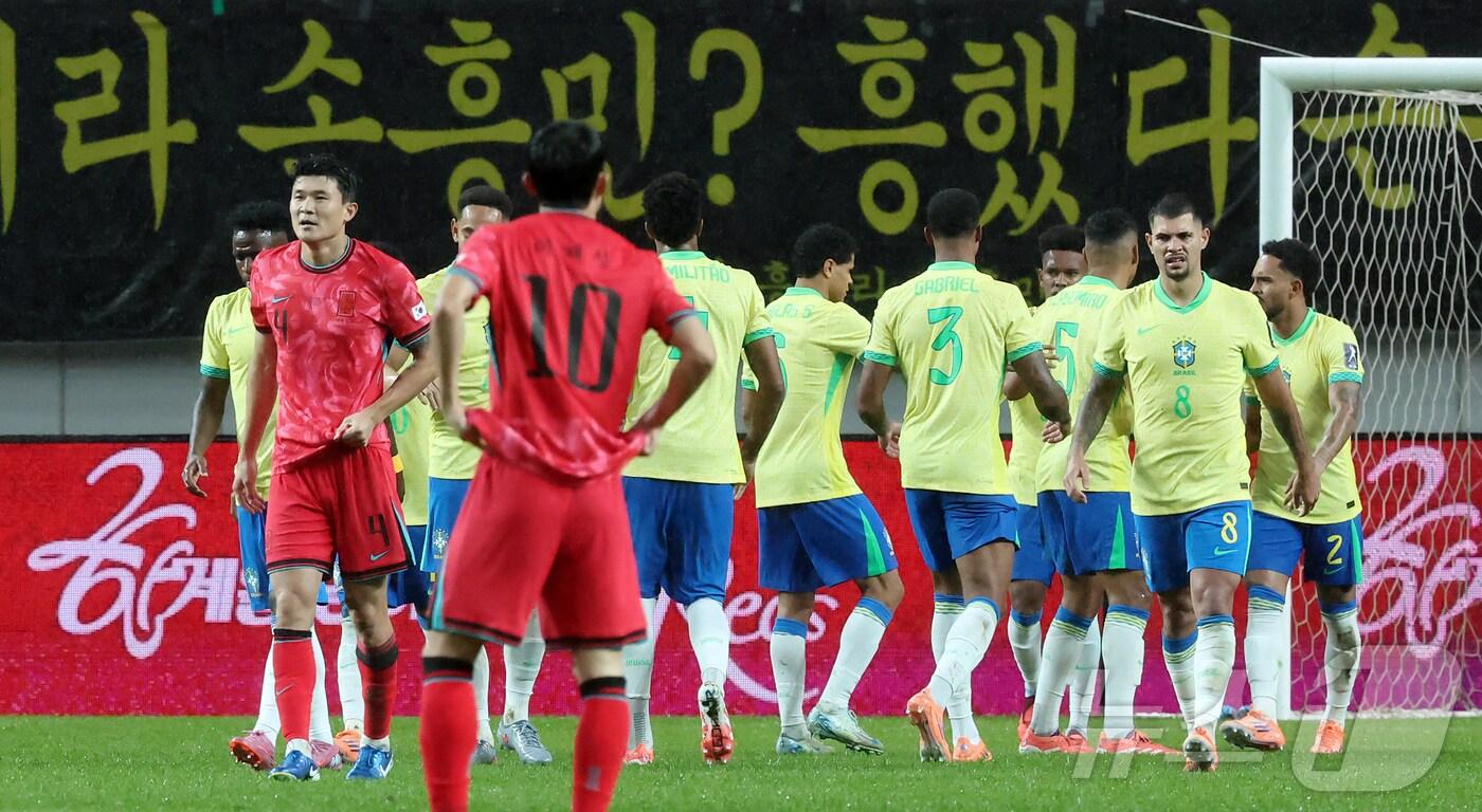 10일 서울월드컵경기장에서 열린 하나은행 초청 축구국가대표팀 친선경기 대한민국과 브라질의 경기, 후반전 브라질 에스테반이 팀의 세 번째 골을 넣은 뒤 동료들과 기쁨을 나누고 있다. 2025.10.10/뉴스1 ⓒ News1 장수영 기자