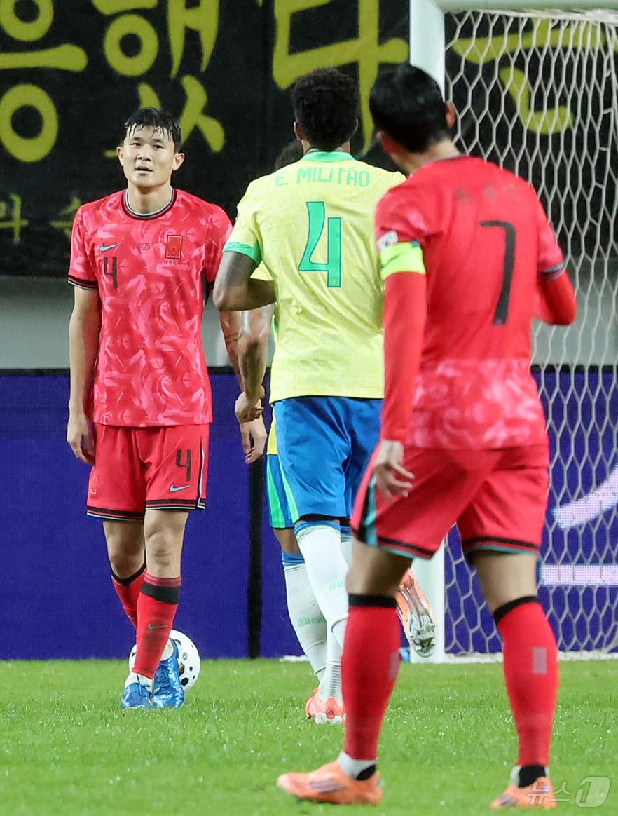 본문 이미지 - 10일 서울월드컵경기장에서 열린 하나은행 초청 축구국가대표팀 친선경기 대한민국과 브라질의 경기, 후반전 대한민국 김민재가 브라질 에스테반에게 골을 허용한 후 아쉬워하고 있다. 2025.10.10/뉴스1 ⓒ News1 장수영 기자