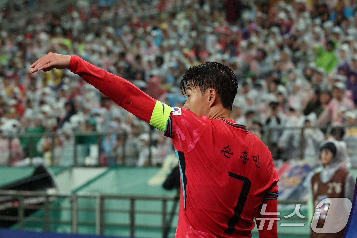 10일 서울월드컵경기장에서 열린 하나은행 초청 축구국가대표팀 친선경기 대한민국과 브라질의 경기, 전반전 대한민국 손흥민이 한글 이름이 새겨진 유니폼을 입고 있다. 이날 대한민국 선수들은 한글날을 기념해 국제축구연맹&#40;FIFA&#41;의 특별 승인을 받고 한글 이름이 새겨진 유니폼을 착용했다. 2025.10.10/뉴스1 ⓒ News1 장수영 기자