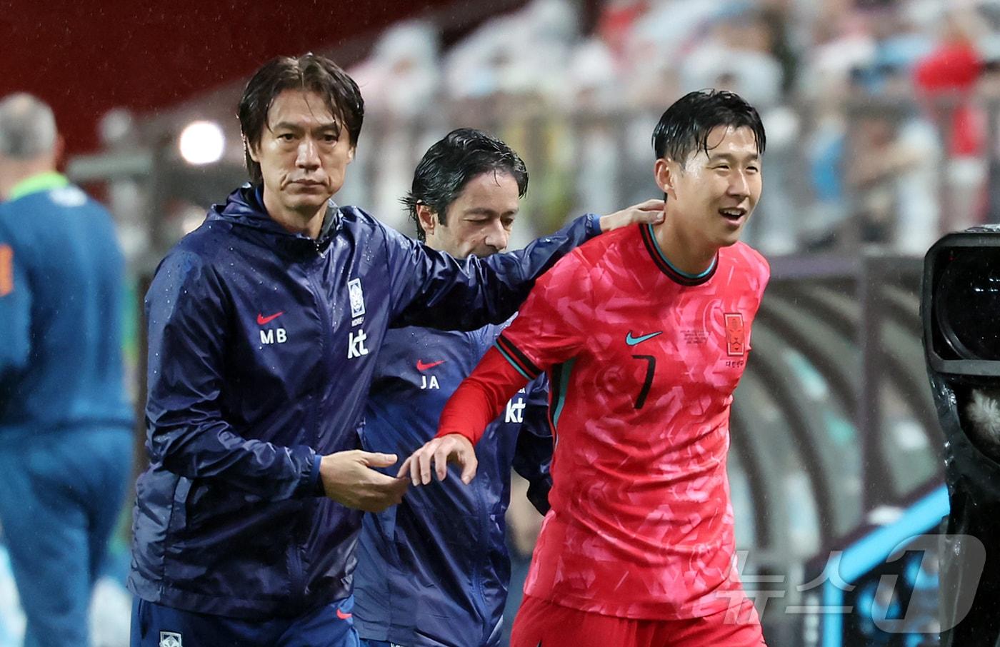 10일 서울월드컵경기장에서 열린 하나은행 초청 축구국가대표팀 친선경기 대한민국과 브라질의 경기, 후반전 대한민국 손흥민이 교체된 뒤 홍명보 감독의 위로를 받고 있다. 2025.10.10/뉴스1 ⓒ News1 장수영 기자