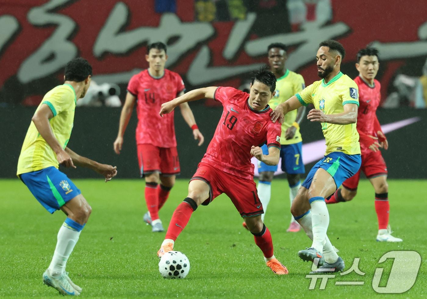 10일 서울월드컵경기장에서 열린 하나은행 초청 축구국가대표팀 친선경기 대한민국과 브라질의 경기, 전반전 대한민국 이강인이 돌파하고 있다. 2025.10.10/뉴스1 ⓒ News1 장수영 기자