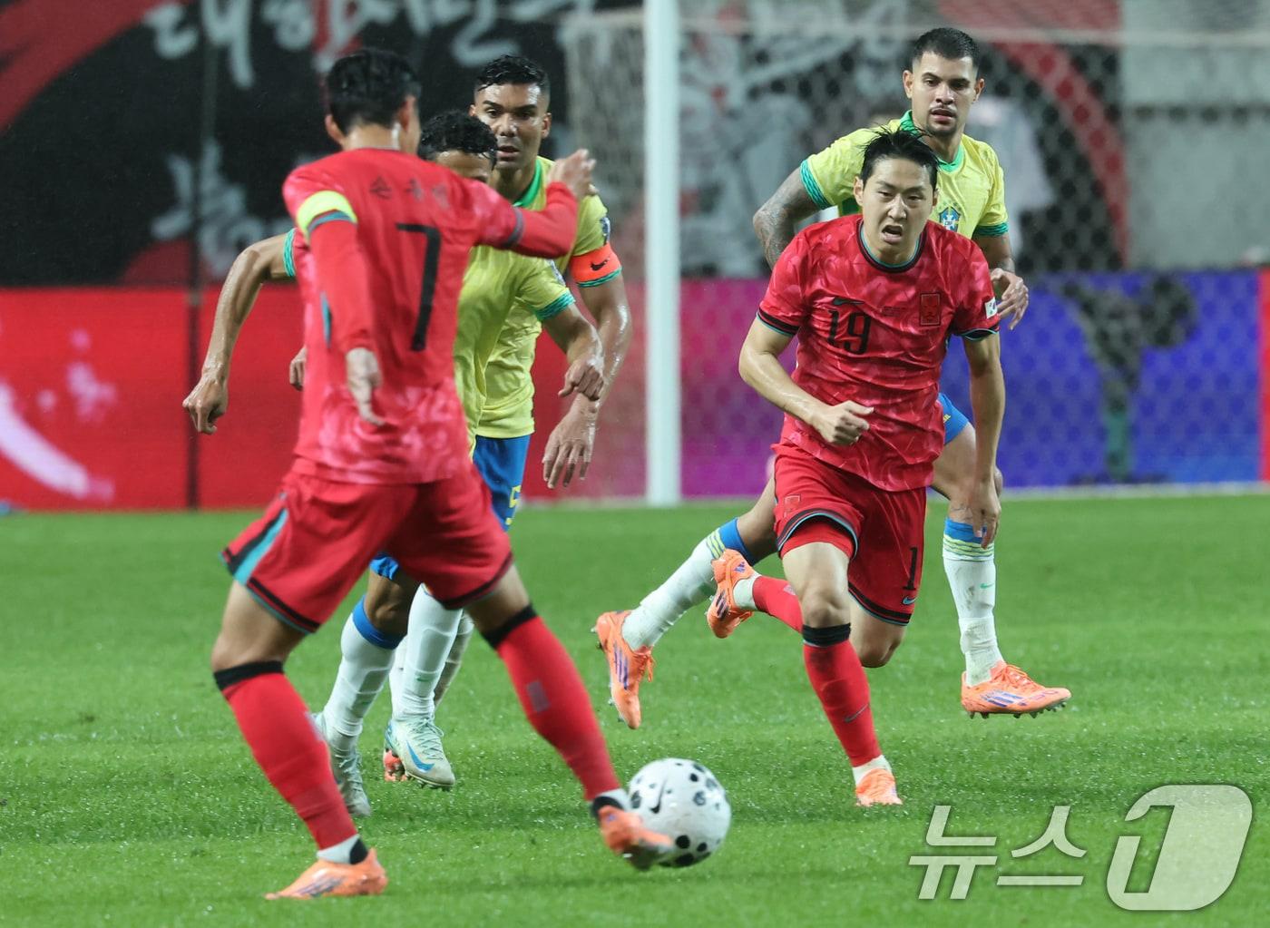 본문 이미지 - 10일 서울월드컵경기장에서 열린 하나은행 초청 축구국가대표팀 친선경기 대한민국과 브라질의 경기, 전반전 대한민국 손흥민과 이강인이 공격하고 있다. 2025.10.10/뉴스1 ⓒ News1 장수영 기자