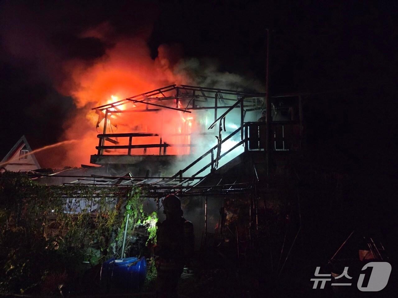 본문 이미지 -  화재 현장.&#40;경기 파주소방서 제공. 재판매 및 DB 금지&#41;/뉴스1