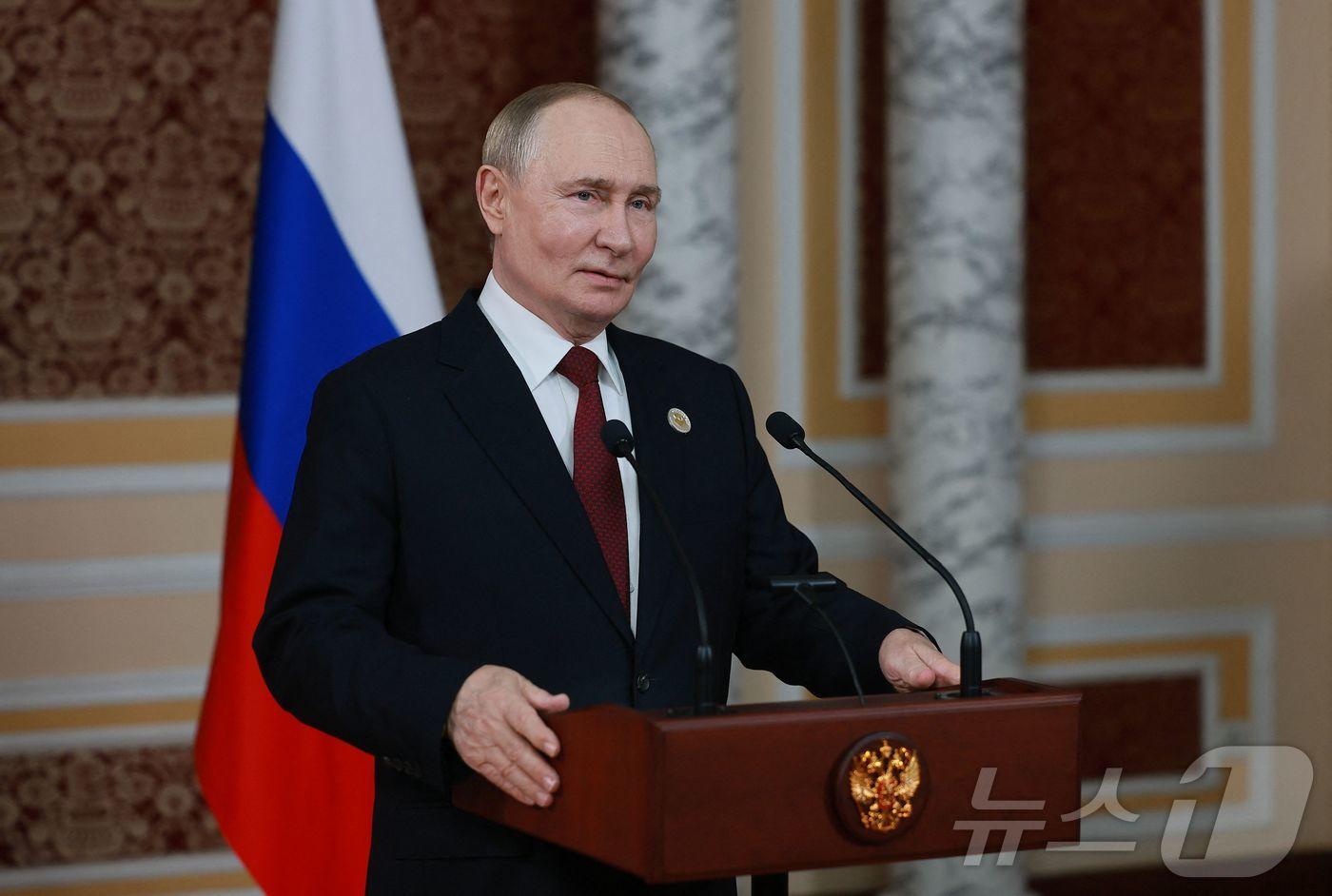 블라디미르 푸틴 러시아 대통령이 10일&#40;현지시간&#41; 타지키스탄 두샨베에서 열린 러시아-독립국가연합&#40;CIS&#41; 정상회의 후 기자회견을 하고 있다. 2025.10.10. ⓒ AFP=뉴스1