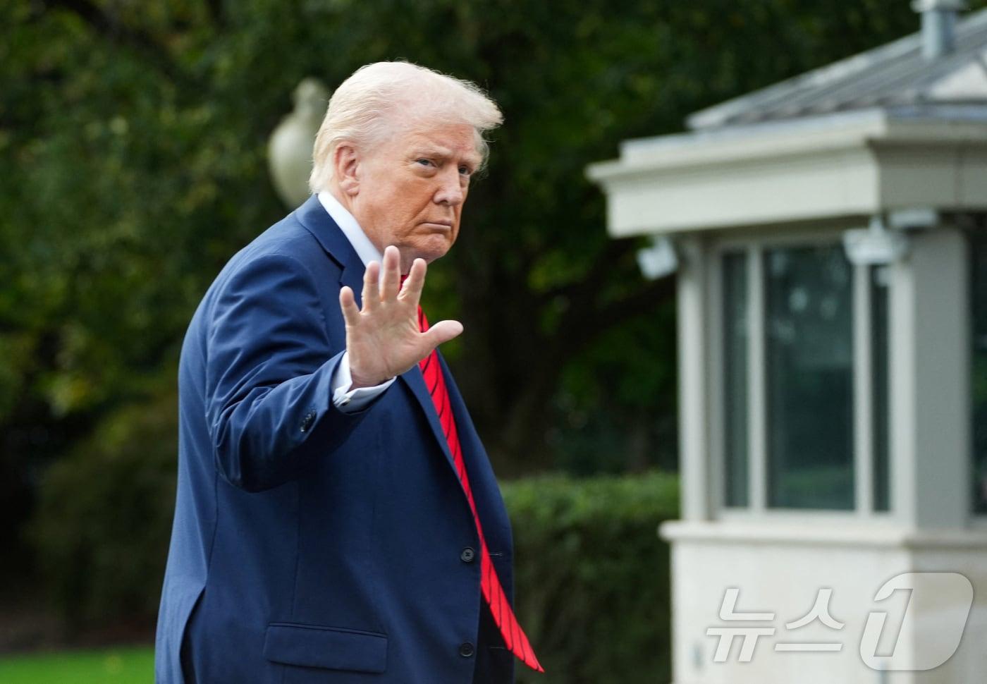 도널드 트럼프 미국 대통령이 10일&#40;현지시간&#41; 메릴랜드주 베데스다에 위치한 월터 리드 국립군사의료센터에서 정기 건강검진을 마치고 백악관에 복귀해 취재진에게 손을 들어 보이고 있다. 2025.10.10. ⓒ 로이터=뉴스1 ⓒ News1 류정민 특파원
