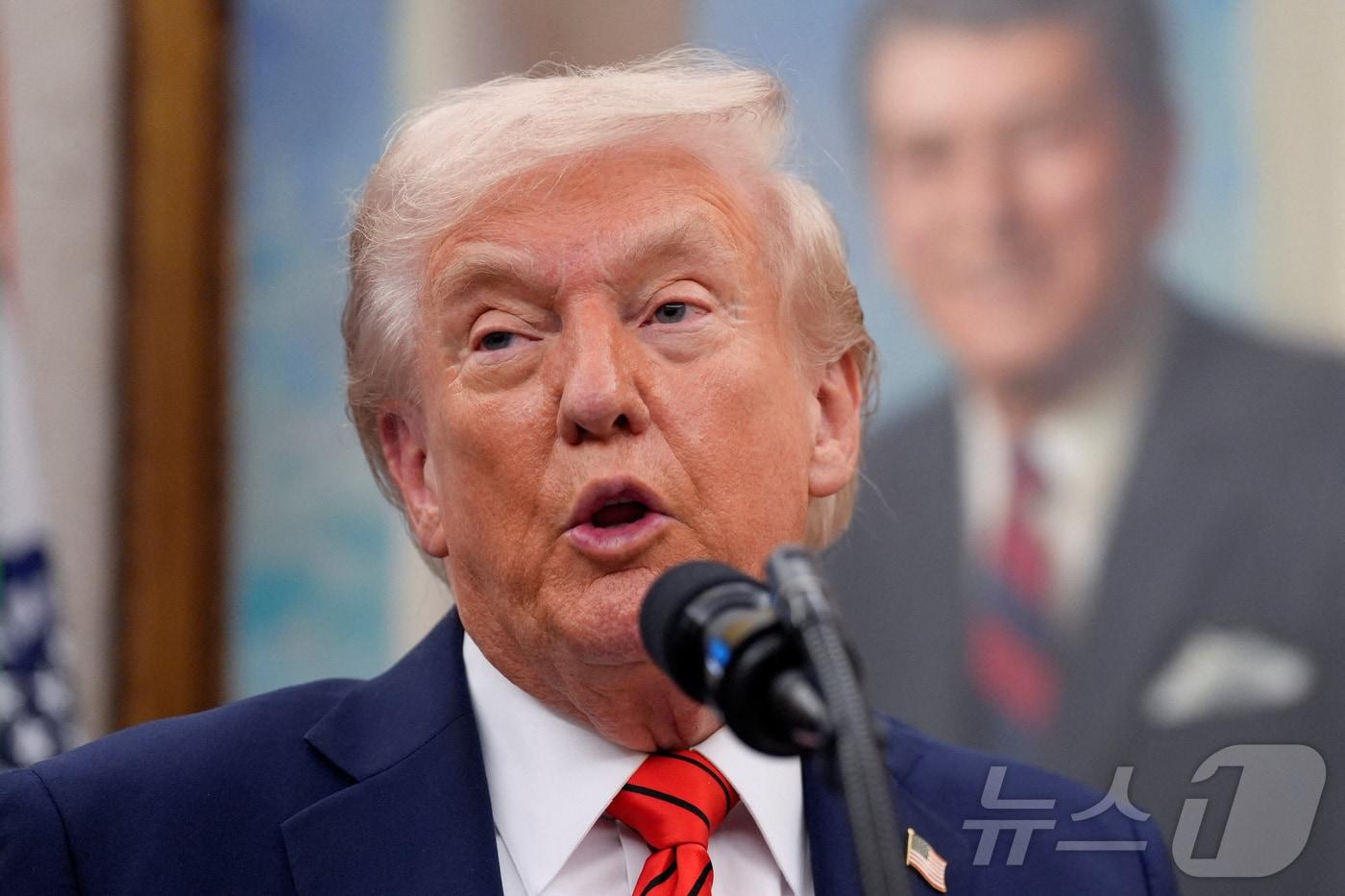 도널드 트럼프 미국 대통령이 10일&#40;현지시간&#41; 워싱턴DC 백악관에서 아스트라제네카 약가 인하를 발표하고 있다. 2025.10.10. ⓒ 로이터=뉴스1 ⓒ News1 류정민 특파원