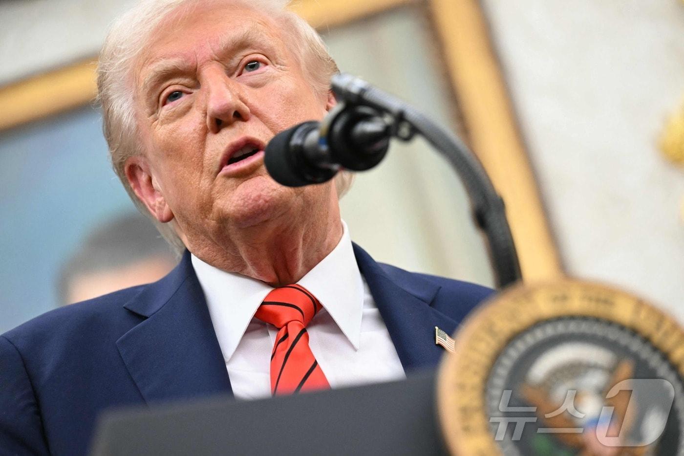 도널드 트럼프 미국 대통령이 10일&#40;현지시간&#41; 워싱턴DC 백악관에서 제약사 아스트라제네카의 약가 인하 공급 계획을 최저가 인하 공급 계획을 발표하고 있다. 2025.10.10. ⓒ AFP=뉴스1 ⓒ News1 류정민 특파원