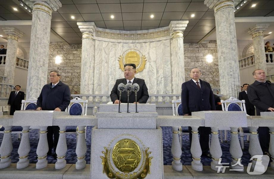 본문 이미지 - &#40;평양 노동신문=뉴스1&#41; = 김정은 북한 노동당 총비서는 10일  당 창건 80주년 기념일을 맞아 평양 김일성광장에서 진행된 야간 열병식에 참석해 연설에 나섰다. 왼쪽부터 리창 중국 국무원 총리, 김정은 당 총비서, 또 럼 베트남 공산당 서기장, 드미트리 메드베데프 러시아 국가안보회의 부의장이 서있다. [국내에서만 사용가능. 재배포 금지. DB 금지. For Use Only in the Republic of Korea. Redistribution Prohibited] rodongphoto@news1.kr