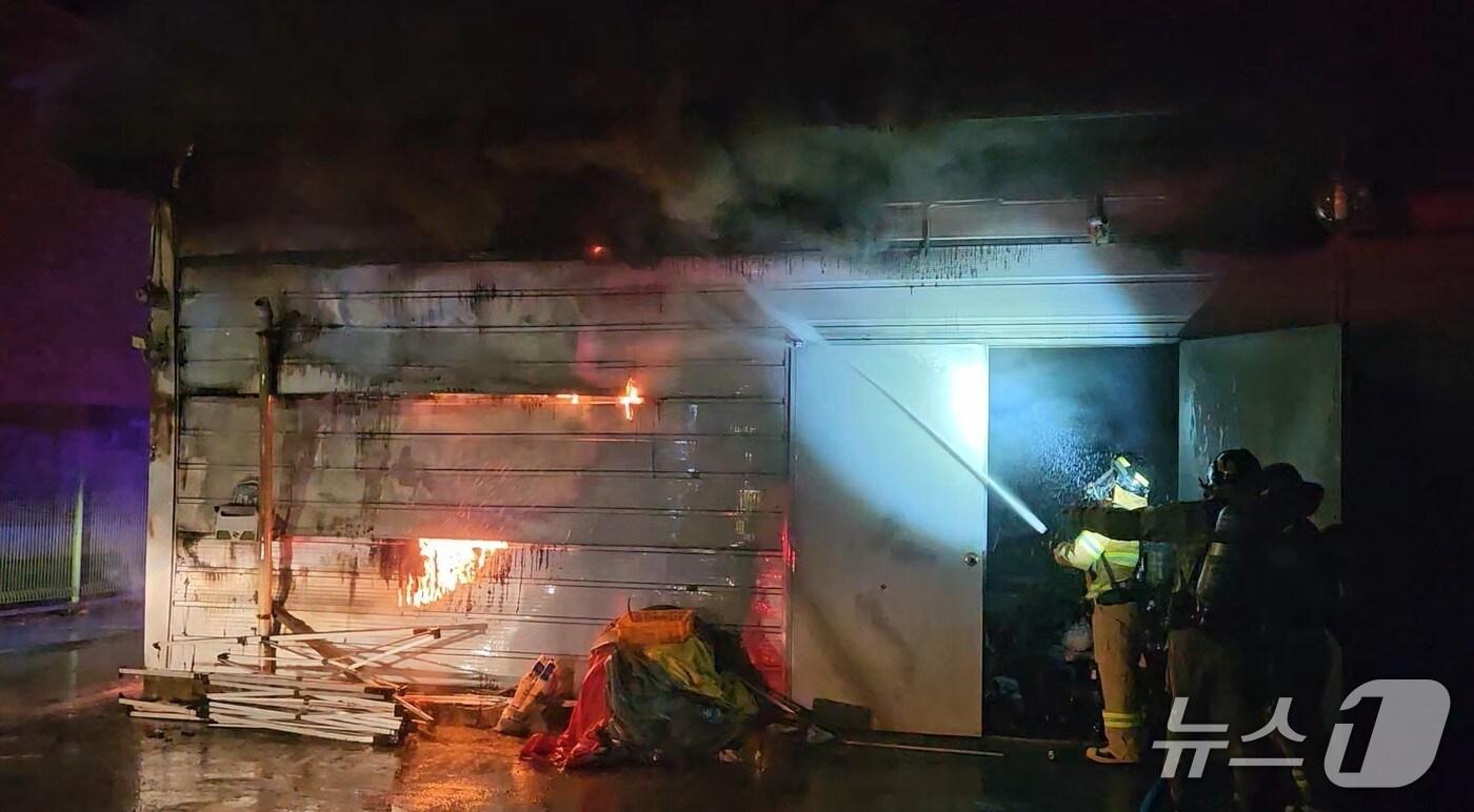 10일 오후 전북 고창 아산의 한 주류 창고에서 화재가 발생한 가운데 소방관들이 불을 끄고 있다.&#40;전북도 소방본부 제공. 재판매 및 DB금지&#41;/뉴스1 