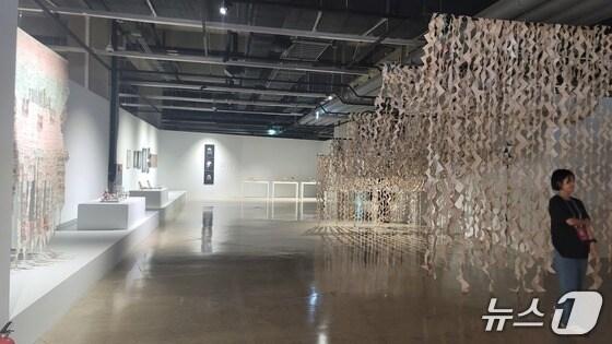본문 이미지 - '2025 청주공예비엔날레' 본전시장./뉴스1
