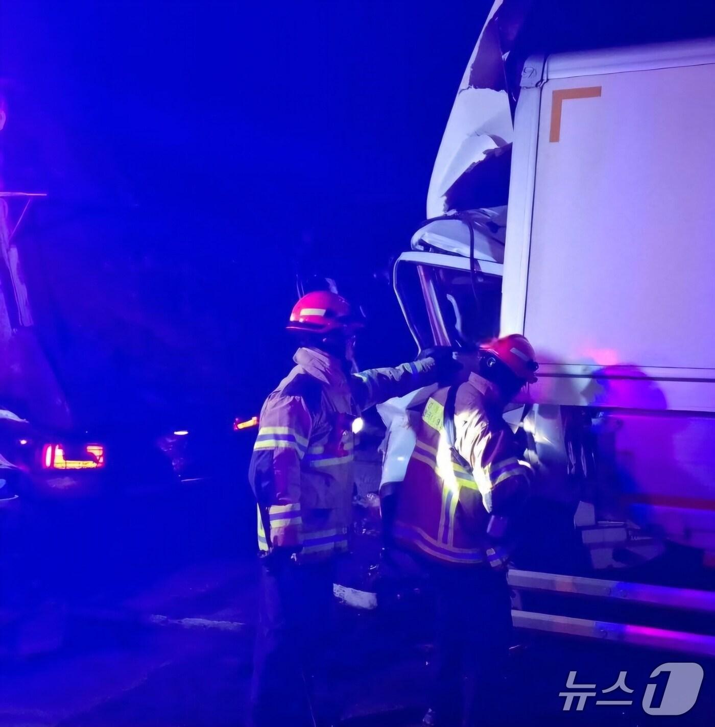 본문 이미지 - 평택제천고속도로 사고 현장. (경기도소방재난본부 제공. 재판매 및 DB금지)