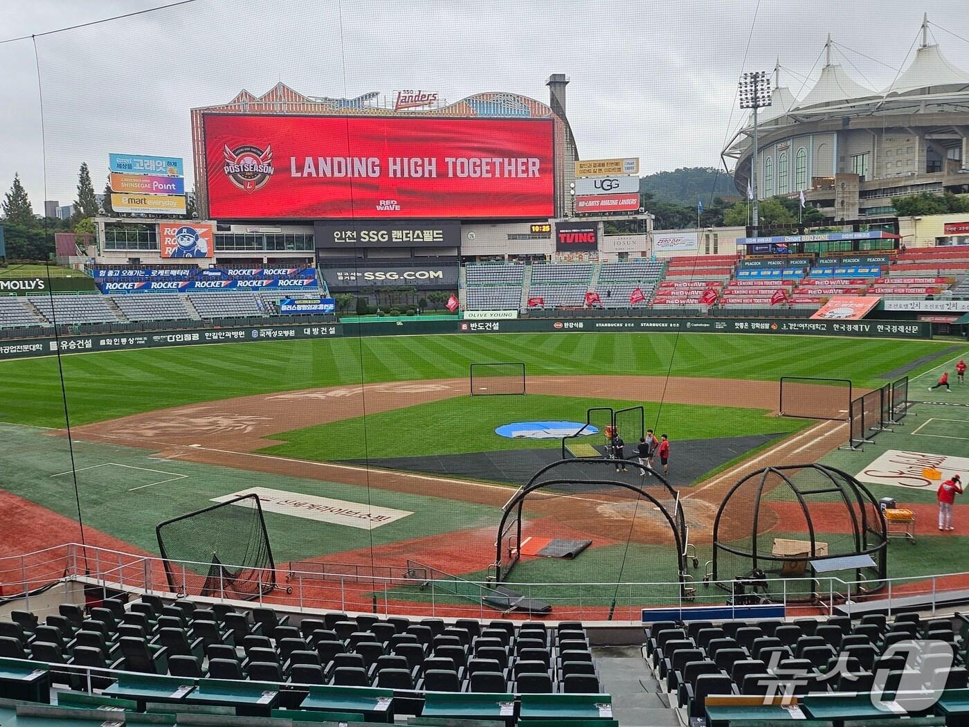 본문 이미지 - 11일 오전 인천 SSG 랜더스필드에 비가 그쳐 선수들이 훈련 준비를 하고 있다. ⓒ News1