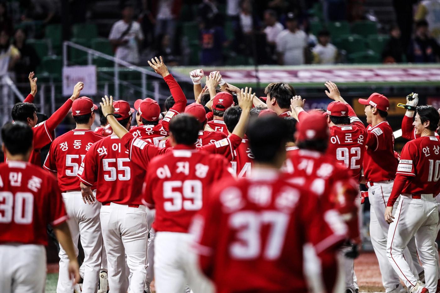 SSG 랜더스가 11일 원정 유니폼을 입고 준플레이오프 홈 2차전에 나선다. &#40;SSG 랜더스 제공&#41;