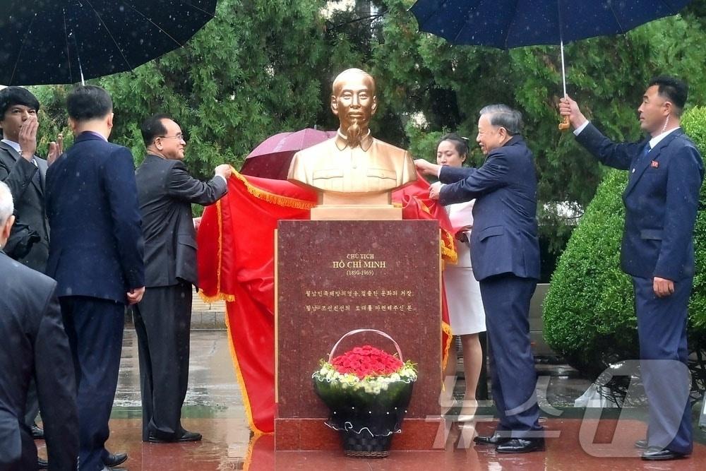 본문 이미지 - &#40;평양 노동신문=뉴스1&#41; = 북한 주재 베트남대사관에 건립된 호찌민 주석의 반신상. [국내에서만 사용가능. 재배포 금지. DB 금지. For Use Only in the Republic of Korea. Redistribution Prohibited] rodongphoto@news1.kr