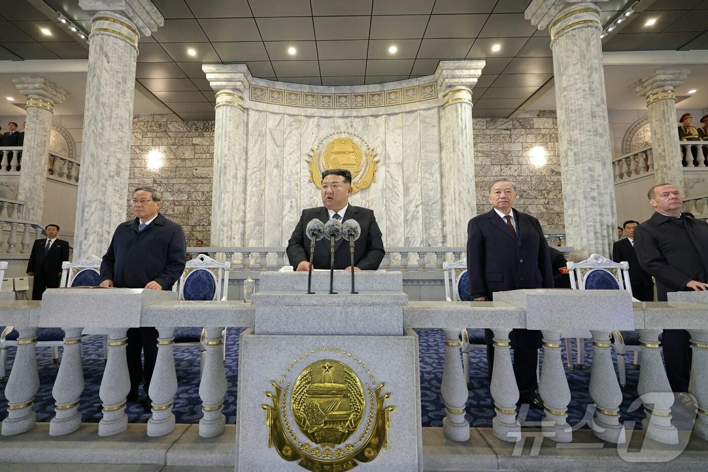 &#40;평양 노동신문=뉴스1&#41; = 지난 10월 10일 평양 김일성광장에서 개최된 북한 노동당 창건 80주년 기념 열병식 주석단의 모습. 연설하는 김정은 북한 노동당 총비서의 왼쪽&#40;사진 기준&#41;에는 리창 중국 국무원 총리가, 오른쪽에는 또 럼 베트남 공산당 서기장과 드미트리 메드베데프 러시아 국가안보회의 부의장이 서 있다. [국내에서만 사용가능. 재배포 금지. DB 금지. For Use Only in the Republic of Korea. Redistribution Prohibited] rodongphoto@news1.kr