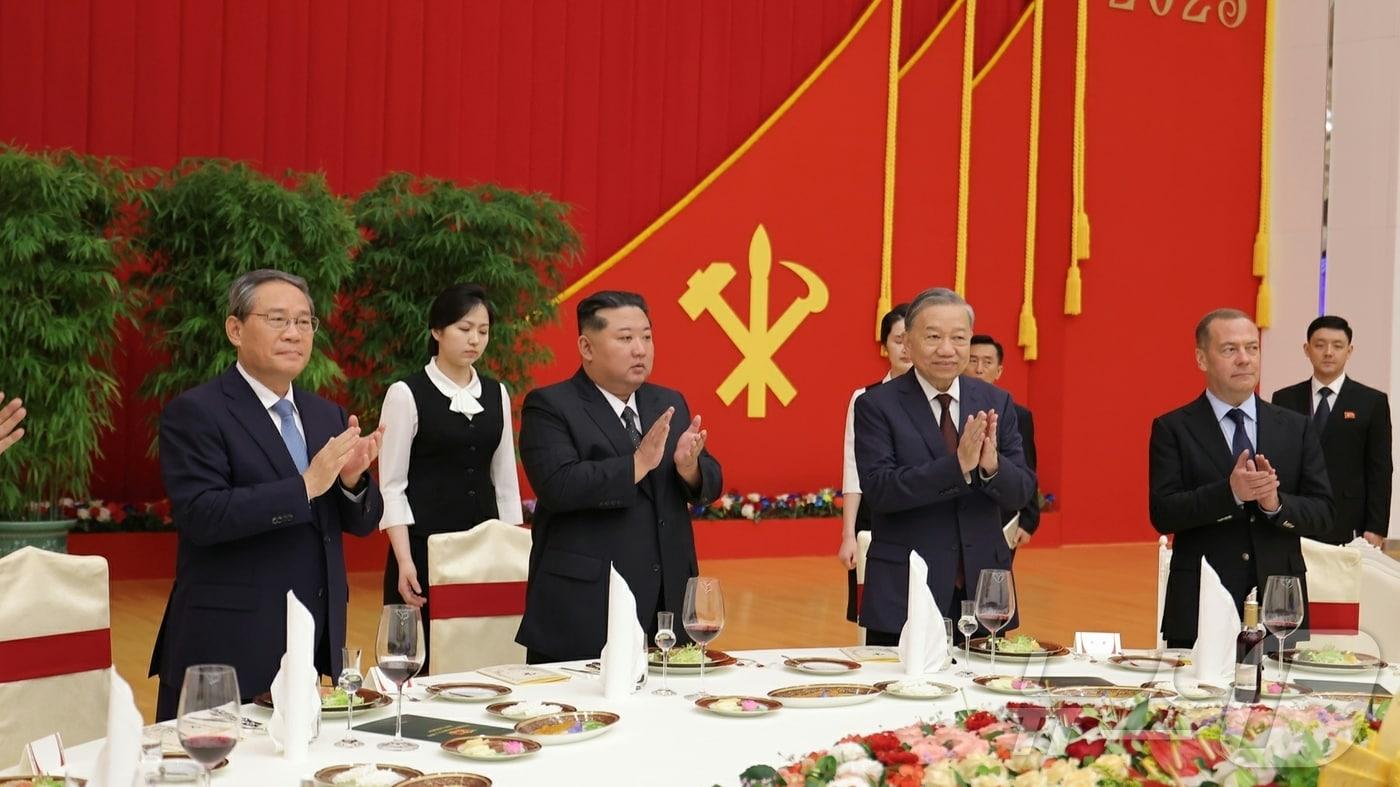 (평양 노동신문=뉴스1) = 북한의 노동당 창건 80주년 기념일에 김정은 노동당 총비서 주재로 열린 국가연회. 사진 기준 김 총비서의 오른쪽에는 또 럼 베트남 공산당 서기장, 왼쪽에는 리창 중국 총리가 서 있다.[국내에서만 사용가능. 재배포 금지. DB 금지. For Use Only in the Republic of Korea. Redistribution Prohibited] rodongphoto@news1.kr