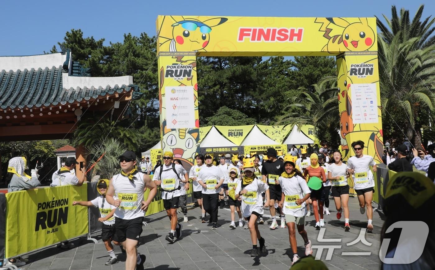11일 오후 제주 서귀포시 중문관광단지에서 열린 '포켓몬 런' 참가자들이 힘차게 출발하고 있다. 이 행사는 제주관광공사가 오는 26일까지 중문관광단지 일대와 여미지식물원에서 개최 중인 '포켓몬 원더 아일랜드 in JEJU'(Pok m1on Wonder Island in JEJU)의 일환이다. 2025.10.11/뉴스1 ⓒ News1 고동명 기자