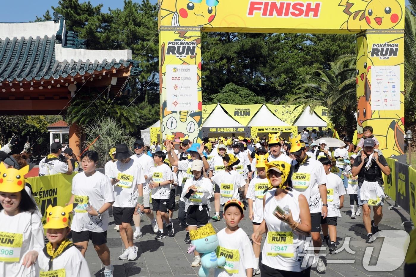 11일 오후 제주 서귀포시 중문관광단지에서 열린 &#39;포켓몬 런&#39; 참가자들이 힘차게 출발하고 있다. 2025.10.11/뉴스1 ⓒ News1 고동명 기자