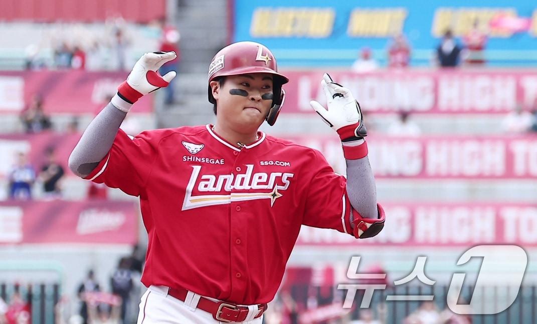 본문 이미지 - 11일 오후 인천 SSG 랜더스필드에서 열린 프로야구 2025 신한 SOL뱅크 KBO 준플레이오프 2차전 삼성 라이온즈와 SSG 랜더스의 경기, SSG 고명준이 2회말 1사 솔로홈런을 터뜨린 후 세리머니를 하고 있다. 2025.10.11/뉴스1 ⓒ News1 김성진 기자
