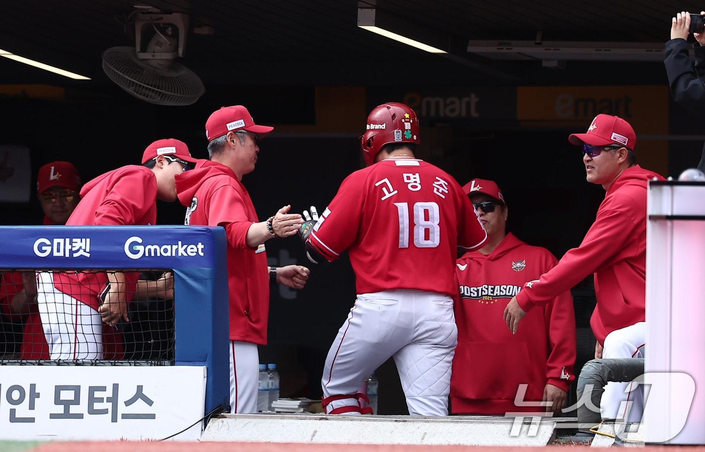 11일 오후 인천 SSG 랜더스필드에서 열린 프로야구 2025 신한 SOL뱅크 KBO 준플레이오프 2차전 삼성 라이온즈와 SSG 랜더스의 경기, SSG 고명준이 2회말 1사 솔로홈런을 터뜨린 후 더그아웃에서 이숭용 감독과 하이파이브를 하고 있다. 2025.10.11/뉴스1 ⓒ News1 김성진 기자
