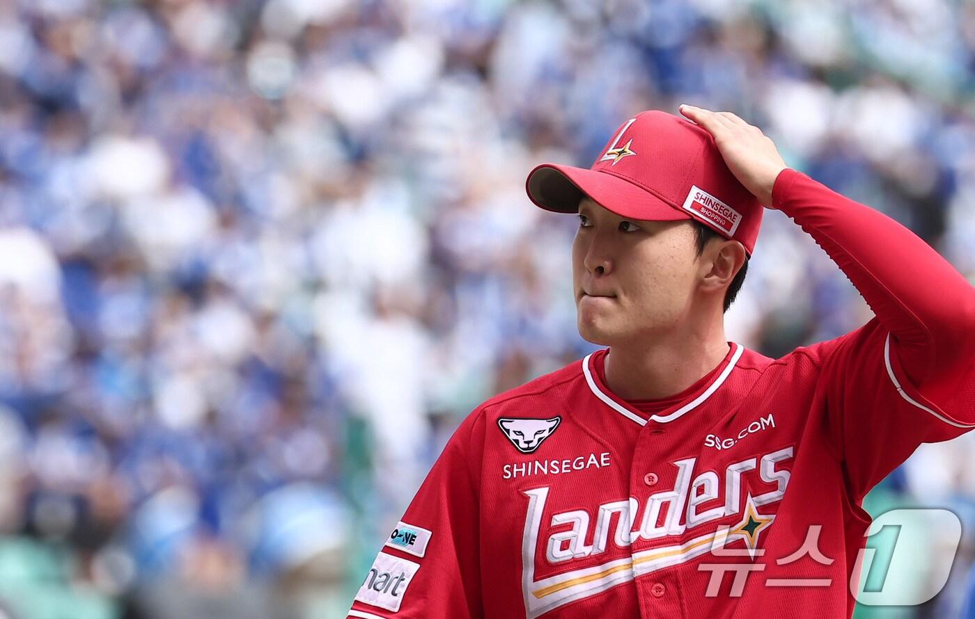 11일 오후 인천 SSG 랜더스필드에서 열린 프로야구 2025 신한 SOL뱅크 KBO 준플레이오프 2차전 삼성 라이온즈와 SSG 랜더스의 경기, SSG 선발 김건우가 2회까지 삼진 6개를 잡아낸 후 더그아웃으로 향하고 있다. 2025.10.11/뉴스1 ⓒ News1 김성진 기자
