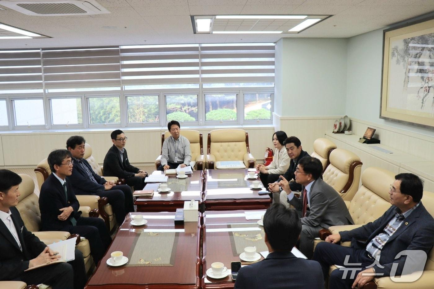 국민의힘 서범수 국회의원&#40;울산 울주군&#41;은 천창수 울산교육감을 만나 다운2&#40;서사-다운&#41;지구 입주예정자 자녀들 중학교 입학 및 울산기술공업고등학교 이전 문제와 관련한 지역민들의 의견을 전달했다.&#40;서범수 의원 제공·. 재판매 및 DB금지&#41;