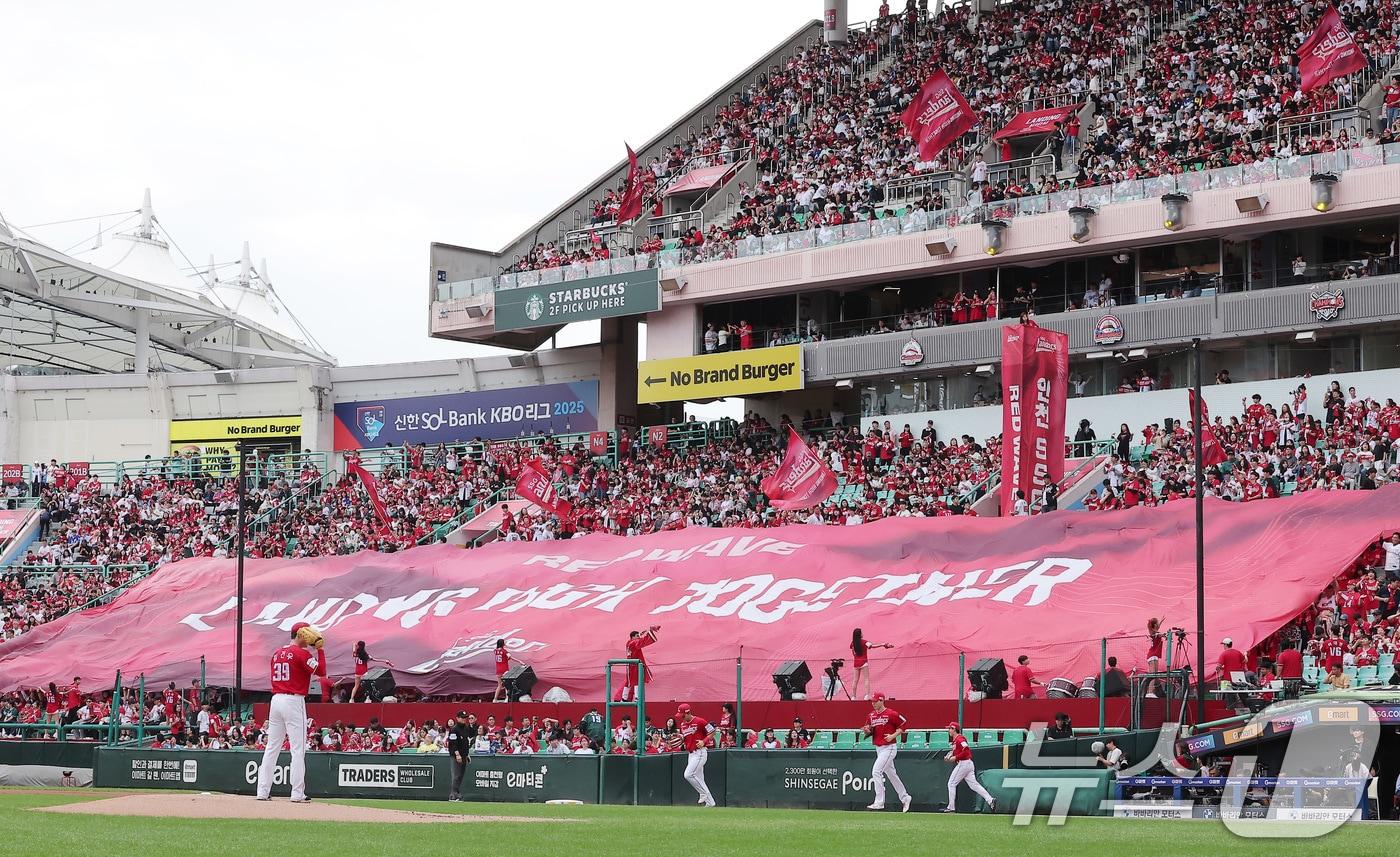 11일 오후 인천 SSG 랜더스필드에서 열린 프로야구 2025 신한 SOL뱅크 KBO 준플레이오프 2차전 삼성 라이온즈와 SSG 랜더스의 경기, 만원관중이 열띤 응원을 펼치고 있다. 2025.10.11/뉴스1 ⓒ News1 김성진 기자