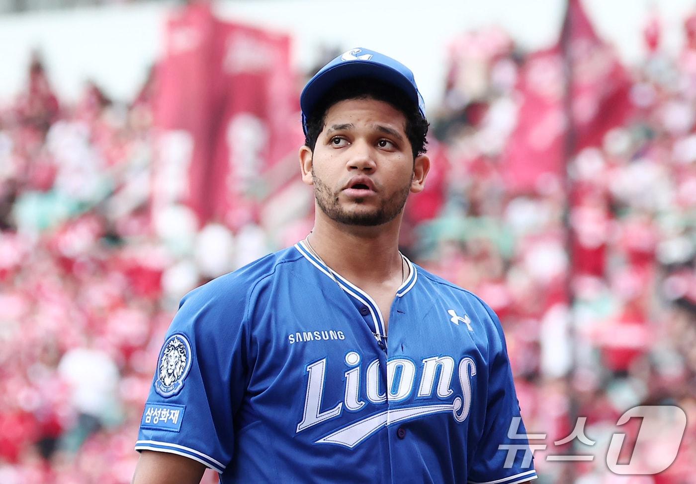 11일 오후 인천 SSG 랜더스필드에서 열린 프로야구 2025 신한 SOL뱅크 KBO 준플레이오프 2차전 삼성 라이온즈와 SSG 랜더스의 경기, 삼성 선발 가라비토가 4회말 수비를 무실점으로 막아낸 후 더그아웃으로 향하고 있다. 2025.10.11/뉴스1 ⓒ News1 김성진 기자