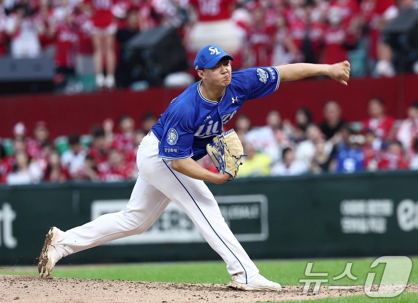 본문 이미지 - SSG 랜더스와 준플레이오프 2차전에서 역투하는 삼성 라이온즈 투수 배찬승. 2025.10.11/뉴스1 ⓒ News1 김성진 기자