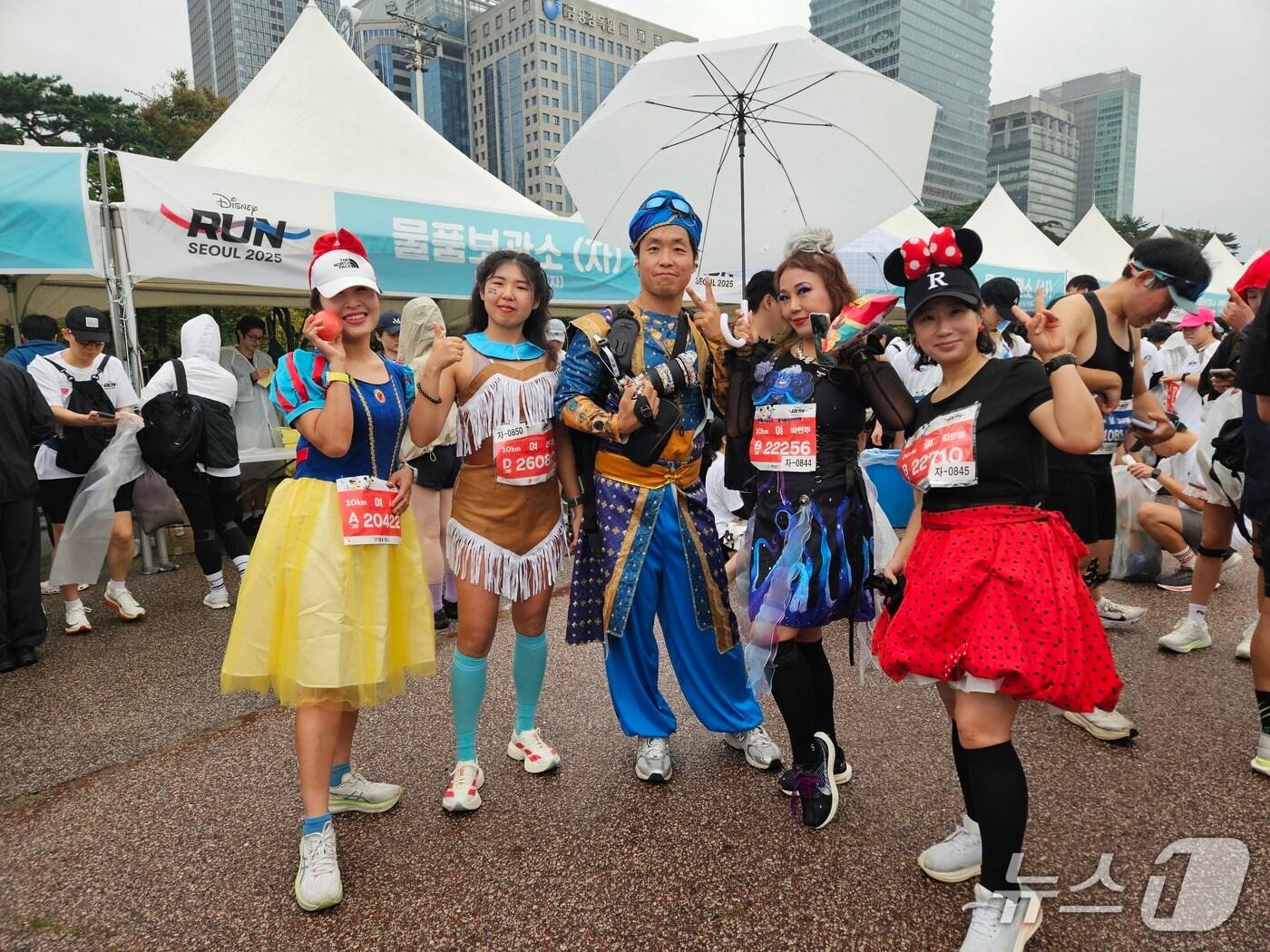 본문 이미지 - 11일 서울 여의도공원 일대에서 &#39;디즈니런 서울 2025&#39;&#40;Disney Run 2025&#41;이 개최됐다.ⓒ 뉴스1/김진희 기자.