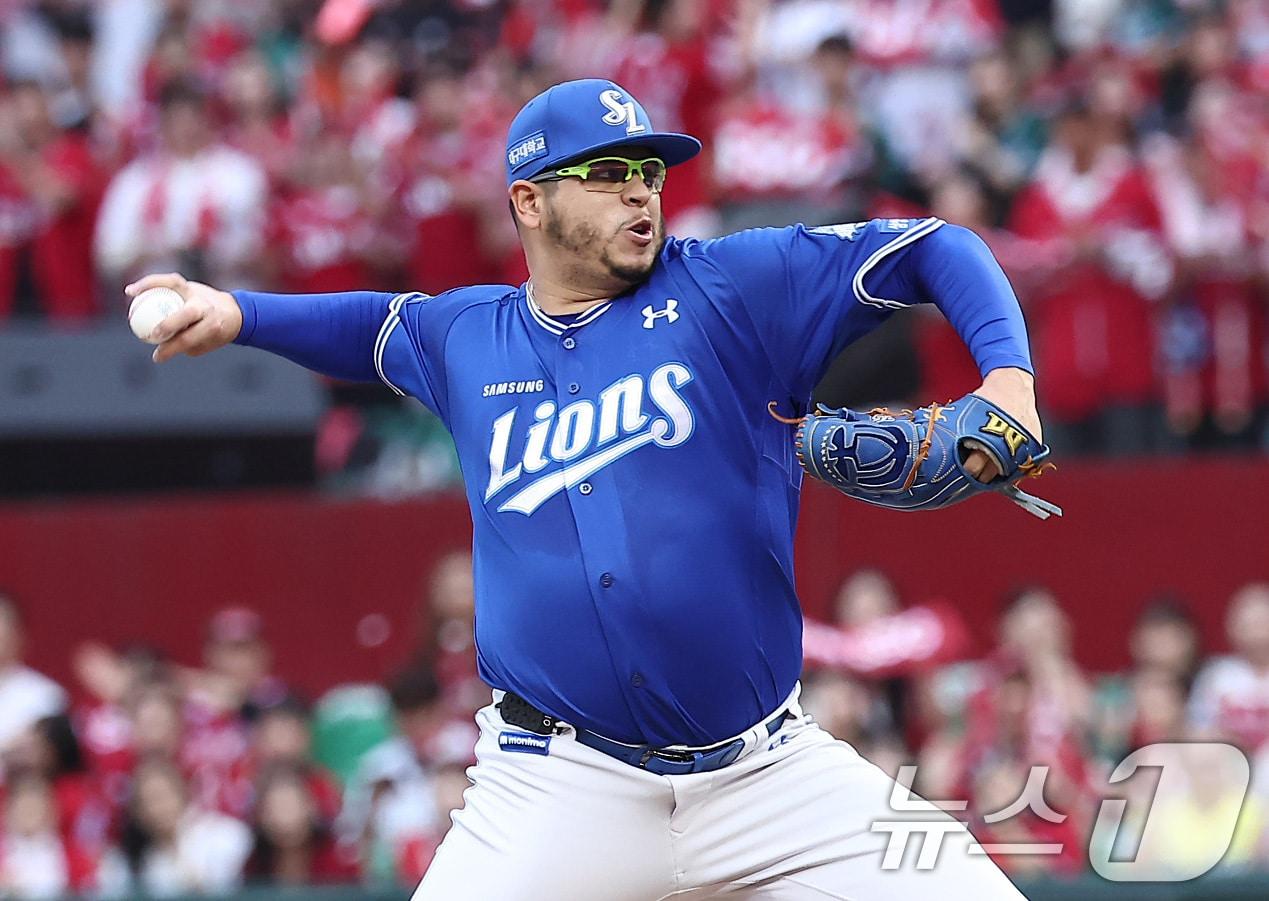 본문 이미지 - 11일 오후 인천 SSG 랜더스필드에서 열린 프로야구 2025 신한 SOL뱅크 KBO 준플레이오프 2차전 삼성 라이온즈와 SSG 랜더스의 경기, 삼성 후라도가 9회말 마운드에 올라 투구하고 있다. 2025.10.11/뉴스1 ⓒ News1 김성진 기자