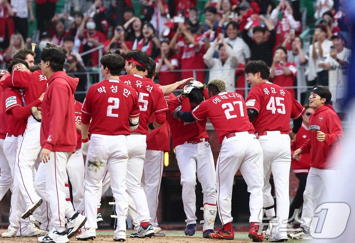 11일 오후 인천 SSG 랜더스필드에서 열린 프로야구 2025 신한 SOL뱅크 KBO 준플레이오프 2차전 삼성 라이온즈와 SSG 랜더스의 경기, SSG 김성욱이 9회말 1사 끝내기 솔로홈런을 터뜨린 후 동료 선수들과 기뻐하고 있다. ⓒ News1 김성진 기자