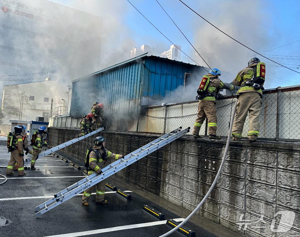 본문 이미지 - 화재 진압 장면(부산소방재난본부 제공. 재판매 및 DB금지). 2025.10.11