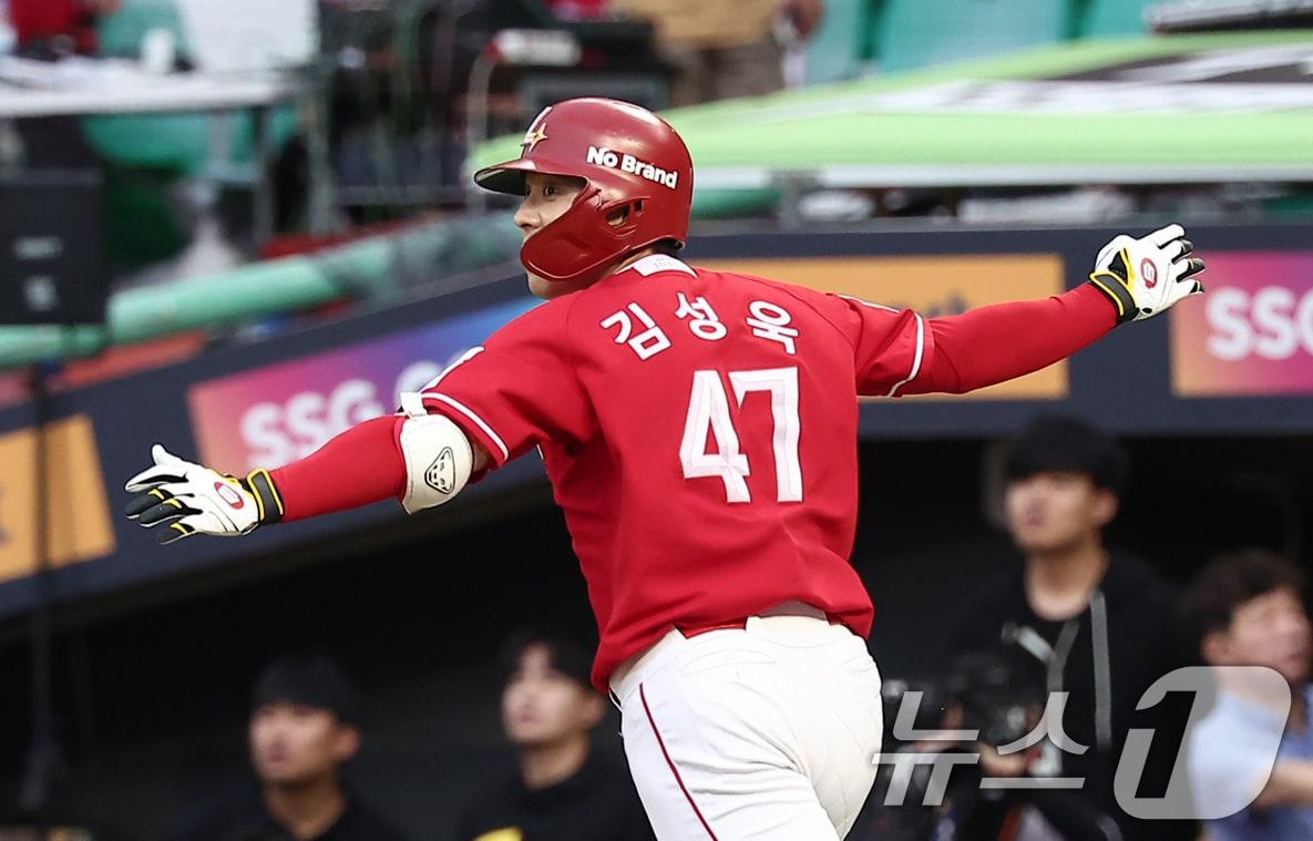 본문 이미지 - 11일 오후 인천 SSG 랜더스필드에서 열린 프로야구 2025 신한 SOL뱅크 KBO 준플레이오프 2차전 삼성 라이온즈와 SSG 랜더스의 경기, SSG 김성욱이 9회말 1사 끝내기 솔로홈런을 날린 후 포효하고 있다. 2025.10.11/뉴스1 ⓒ News1 김성진 기자
