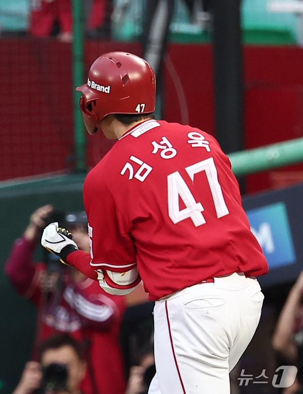 본문 이미지 - 11일 오후 인천 SSG 랜더스필드에서 열린 프로야구 2025 신한 SOL뱅크 KBO 준플레이오프 2차전 삼성 라이온즈와 SSG 랜더스의 경기, SSG 김성욱이 9회말 1사 끝내기 솔로홈런을 날린 후 포효하고 있다. 2025.10.11/뉴스1 ⓒ News1 김성진 기자