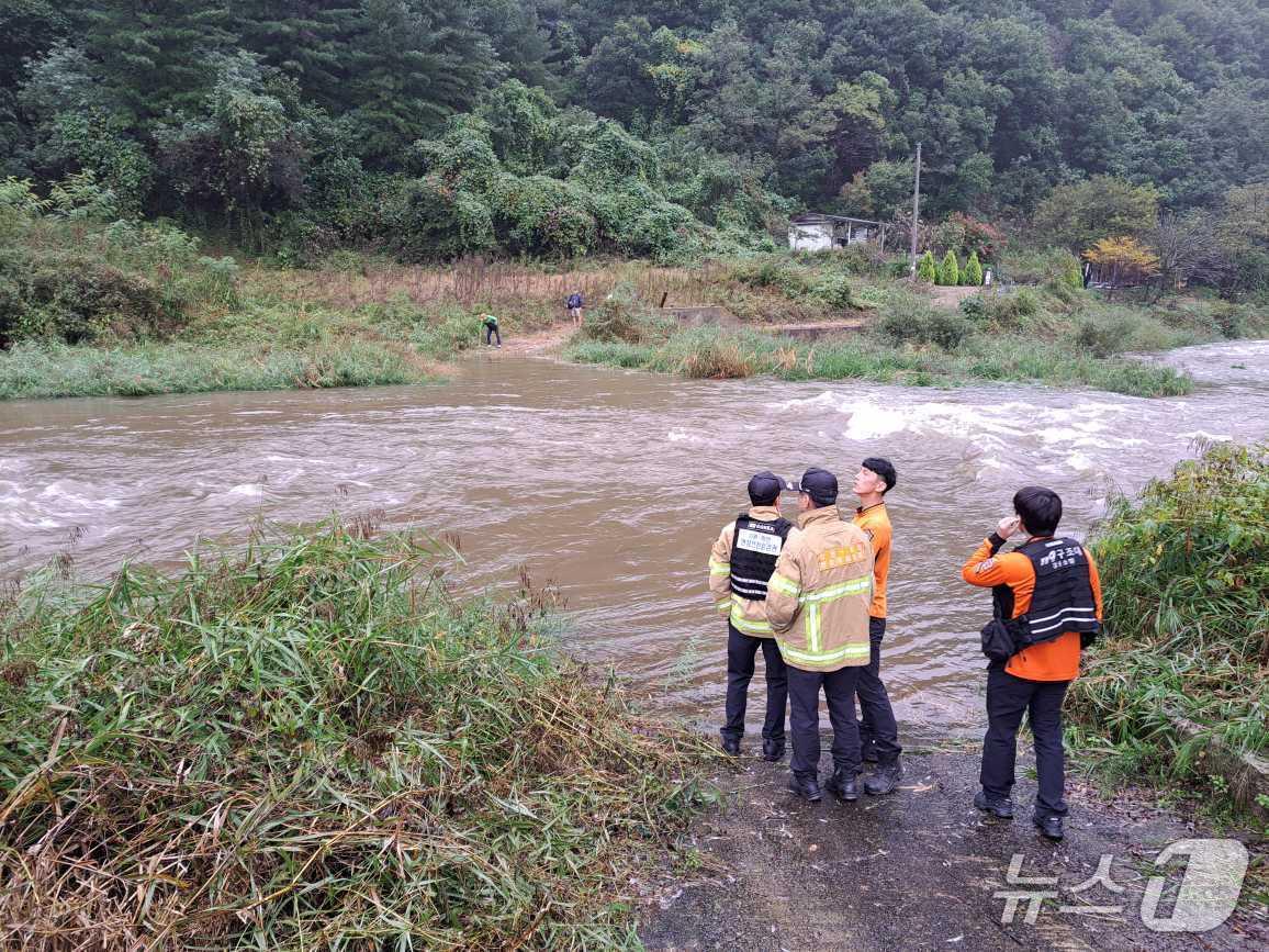 본문 이미지 - 강원 화천 하남면 계성리 일가족 고립 구조 현장.&#40;강원도소방본부 제공, 재판매 및 DB금지&#41;