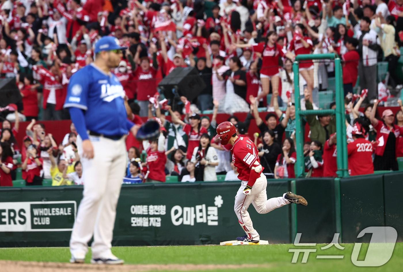 11일 오후 인천 SSG 랜더스필드에서 열린 프로야구 2025 신한 SOL뱅크 KBO 준플레이오프 2차전 삼성 라이온즈와 SSG 랜더스의 경기, SSG 김성욱이 9회말 1사 끝내기 솔로홈런을 날린 후 포효하고 있다. 2025.10.11/뉴스1 ⓒ News1 김성진 기자