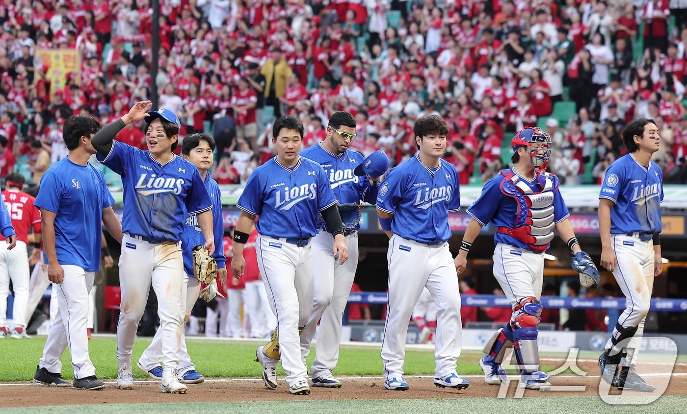11일 오후 인천 SSG 랜더스필드에서 열린 프로야구 2025 신한 SOL뱅크 KBO 준플레이오프 2차전 삼성 라이온즈와 SSG 랜더스의 경기, SSG 김성욱이 9회말 1사 끝내기 솔로홈런을 날린 후 포효하고 있다. 2025.10.11/뉴스1 ⓒ News1 김성진 기자