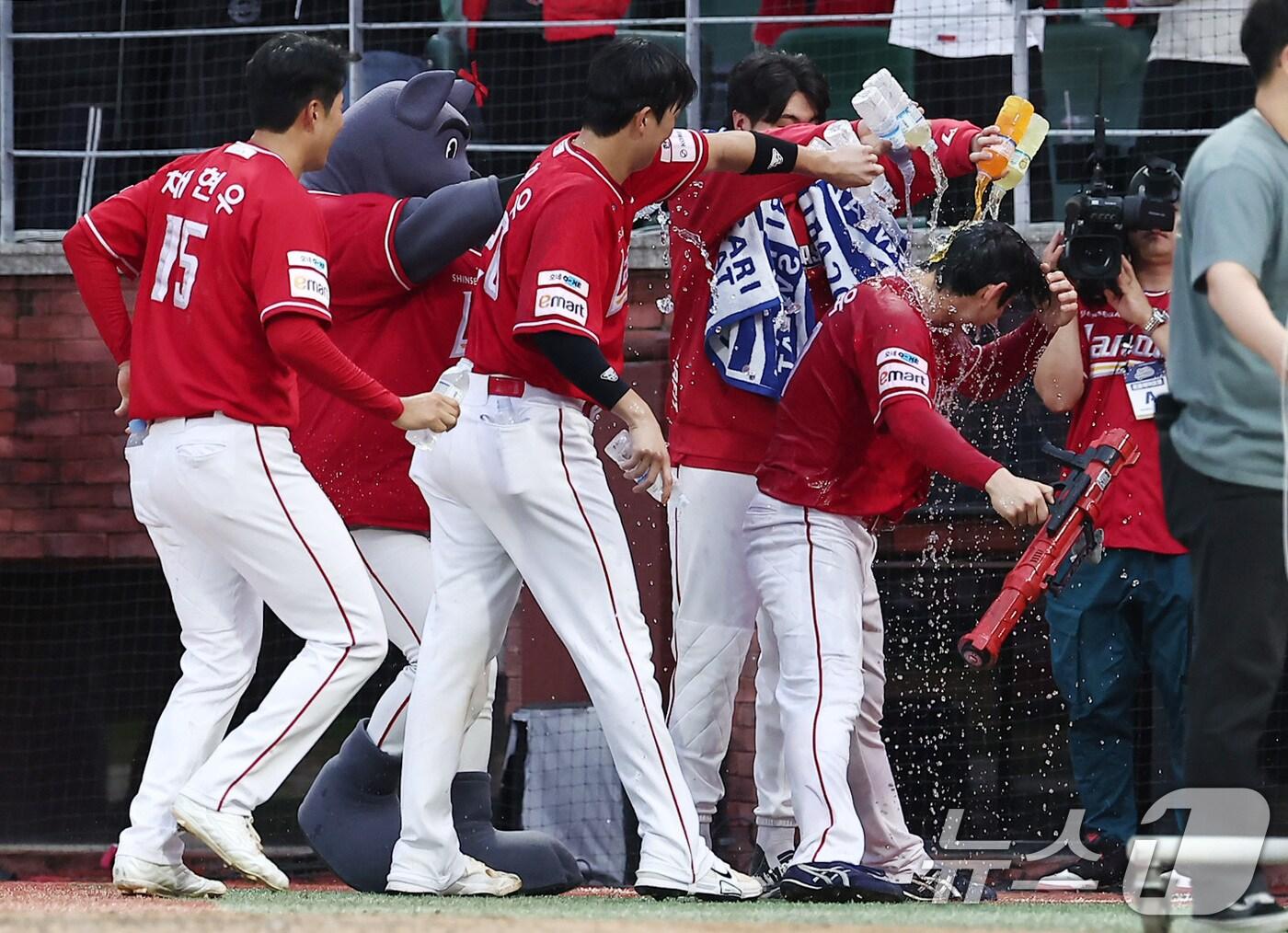 본문 이미지 - 11일 오후 인천 SSG 랜더스필드에서 열린 프로야구 2025 신한 SOL뱅크 KBO 준플레이오프 2차전 삼성 라이온즈와 SSG 랜더스의 경기가 SSG가 김성욱의 끝내기 홈런으로 4-3으로 승리했다. 끝내기 홈런을 친 김성욱이 선수들로 하여금 물세례를 받고 있다. 2025.10.11/뉴스1 ⓒ News1 김성진 기자