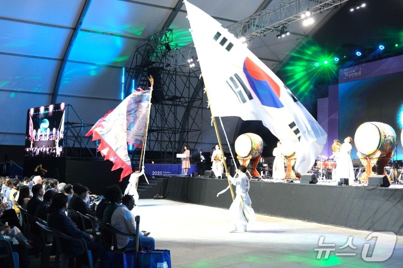 본문 이미지 - 11일 2025영동세계국악엑스포 폐막식에서 축하공연이 펼쳐지고 있다. &#40;영동군 제공. 재판매 및 DB금지&#41;