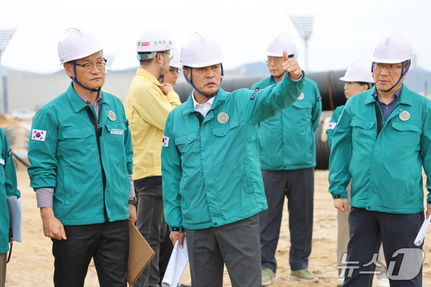 최재형 보은군수&#40;가운데&#41;와 실·과장들이 핵심사업 현장을 둘러보고 있다.&#40;보은군 제공. 재판매 및 DB금지&#41;/뉴스1