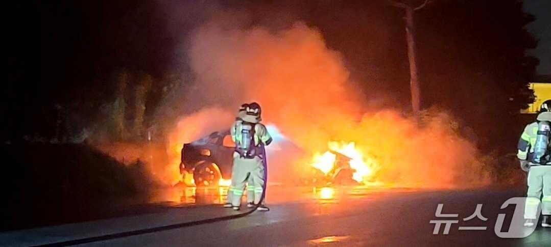 본문 이미지 - 12일 새벽 강원 겅릉 경포공영주자창 차량화재 진화 현장.&#40;강릉소방서 제공, 재판매 및 DB 금지&#41; 2025.10.12/뉴스1