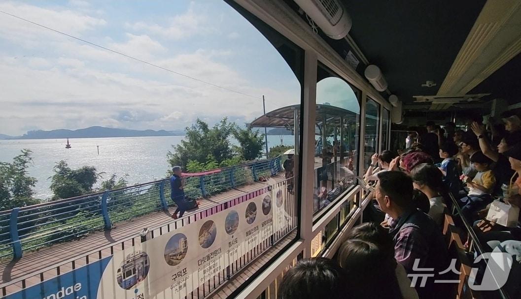 본문 이미지 - 해운대구가 '해운대 더 라이드' 해변열차 시범 운영을 하고 있다.(해운대구 제공. 재판매 및 DB금지)