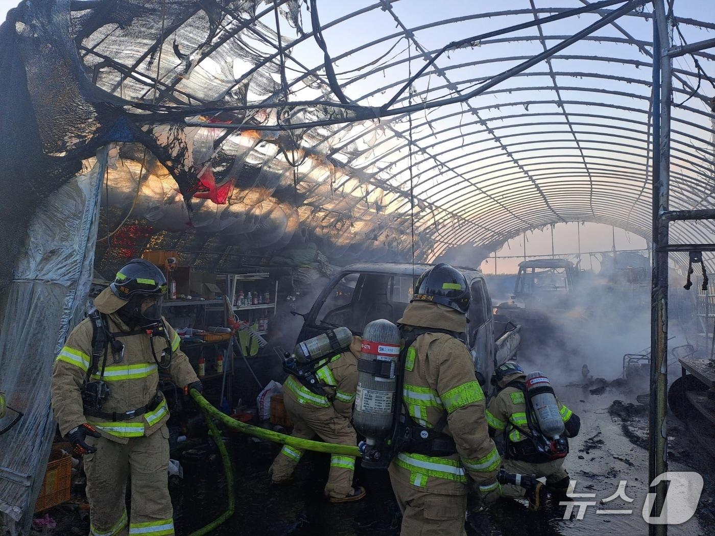 본문 이미지 - 전북 군산시 옥서면 한 비닐하우스 화재 현장.(전북소방본부 제공. 재판매 및 DB금지)
