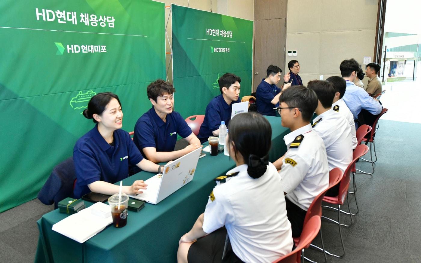 올해 5월 &#39;마덱스 2025&#39; 현장에서 실시한 채용박람회 모습. &#40;HD현대중공업 제공&#41;