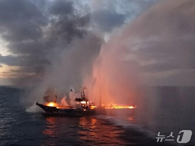 본문 이미지 - 화재 선박(서귀포해경 제공. 재판매 및 DB금지)/뉴스1